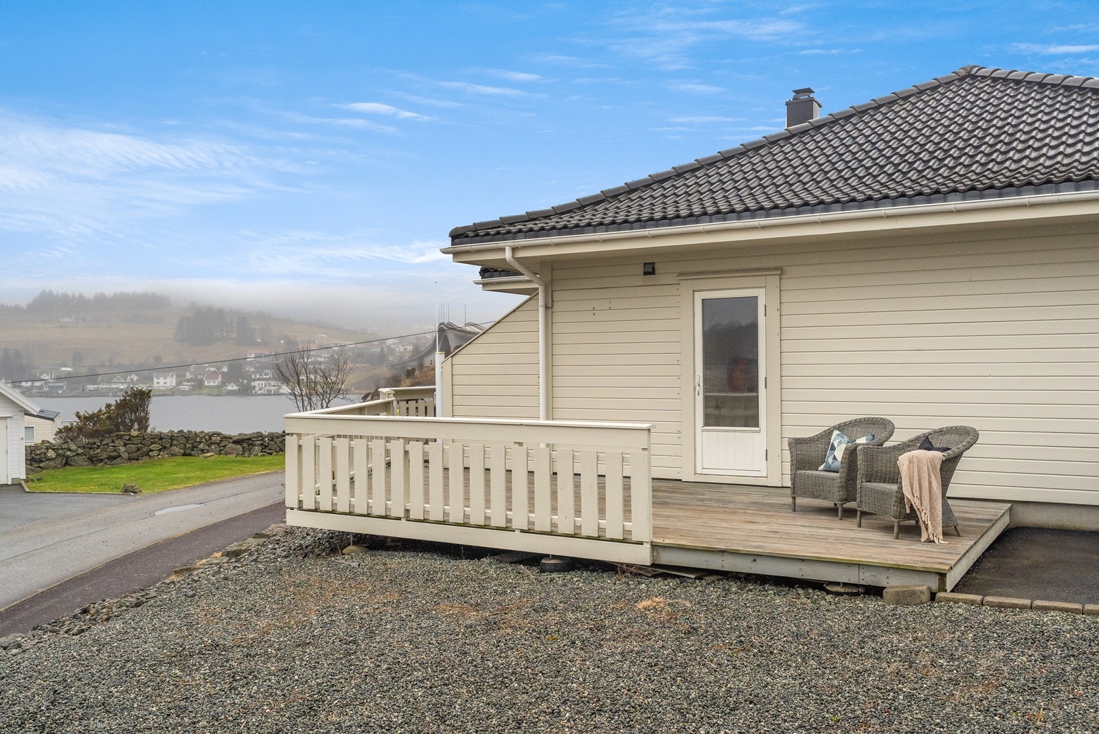 Fra carporten er det praktisk inn/utgang til terrassen. Galleribilde