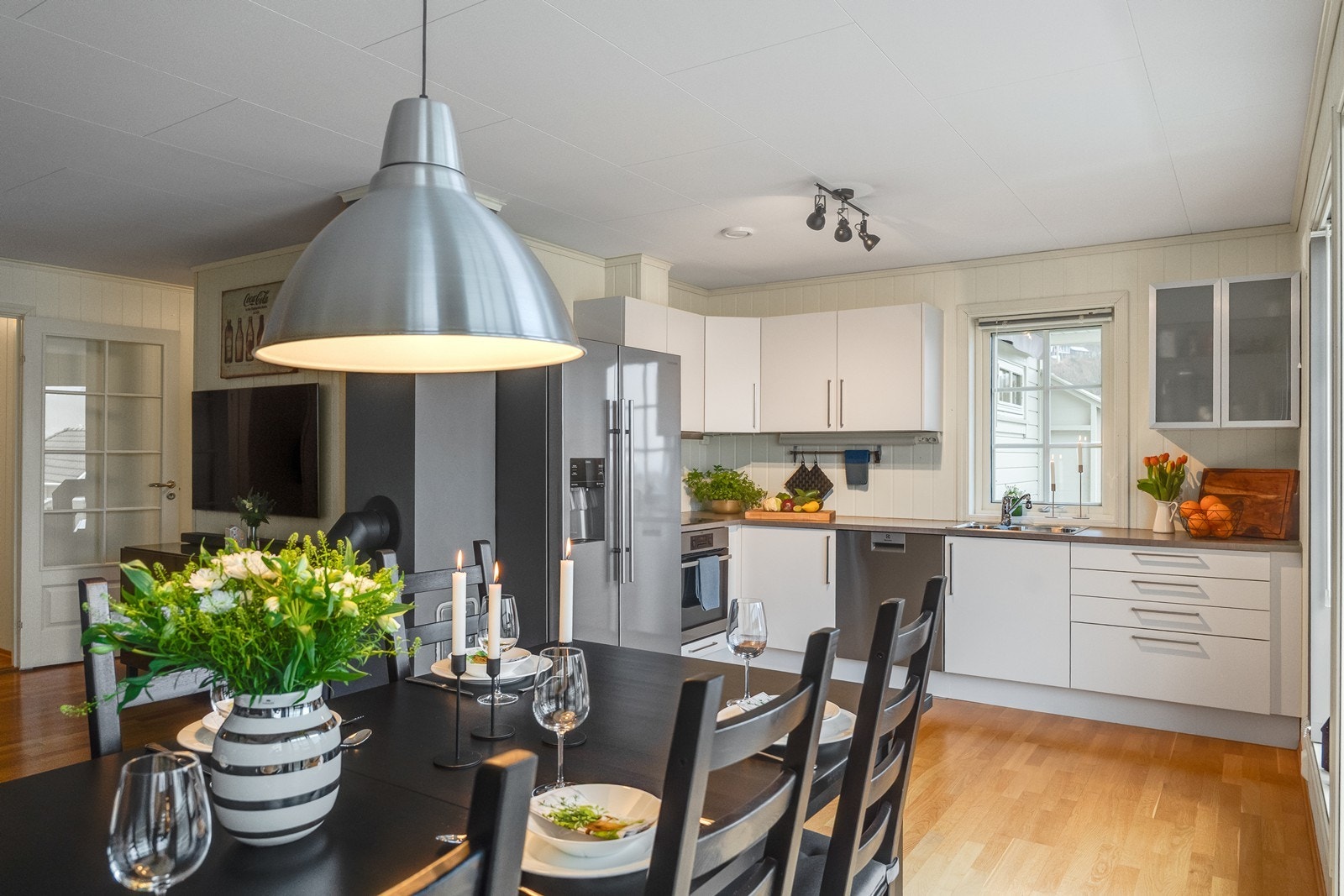 Flott kjøkkeninnredning som er lys og moderne med slette hvite fronter og benkeplate av laminat. Galleribilde