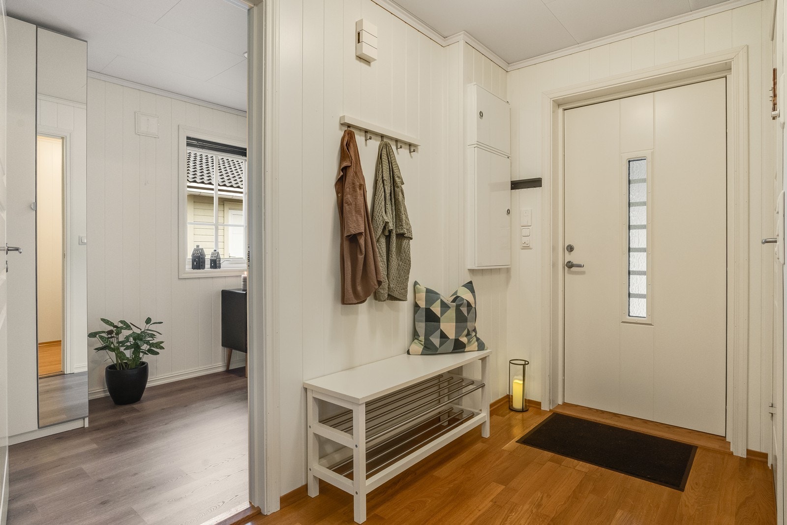 Entrèen er lys og trivelig med god plass til å sette fra seg sko og henge yttertøy i ønsket oppbevaringsmøblement. Galleribilde