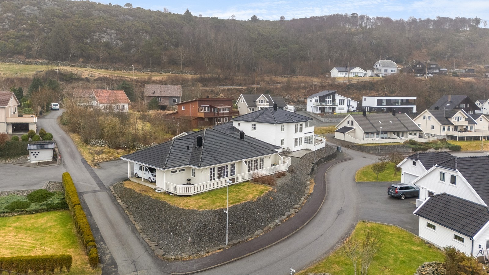 Her bor du i et veletablert nabolag med kort vei til flotte turterreng i området. Galleribilde