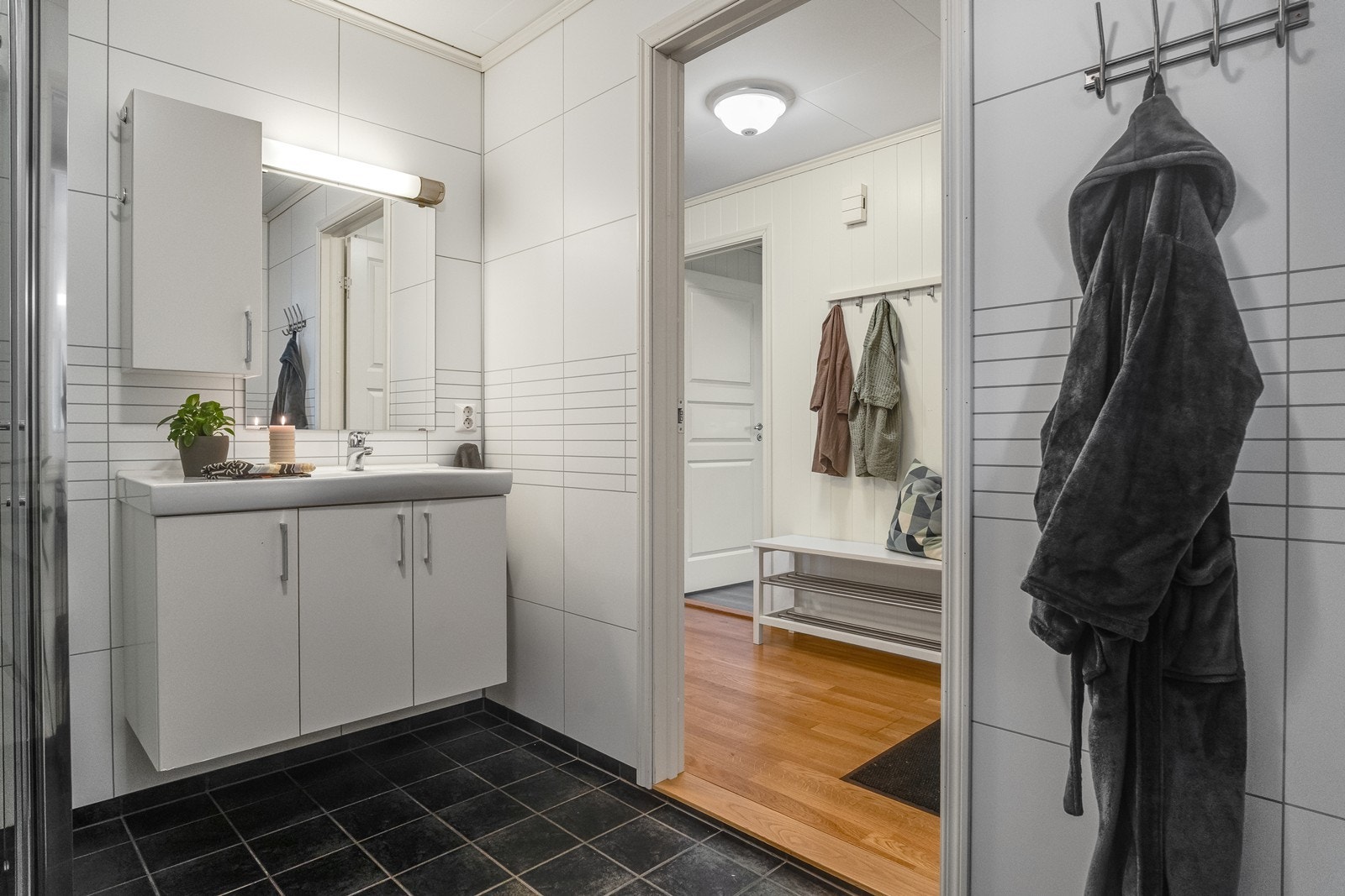Badet er pent utført med baderomsplater på veggflater og fliser på gulv. Galleribilde