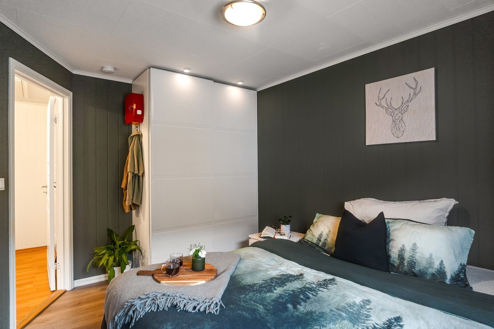 Det er utstyrt med en stor skyvedørsgarderobe. Galleribilde