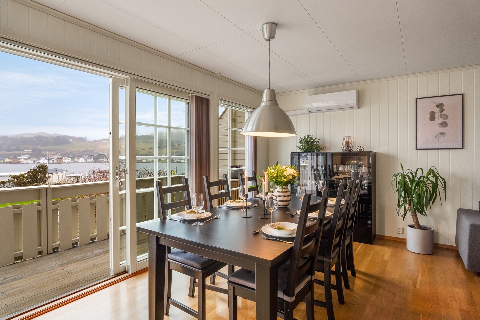 Fra stuen er det utgang til en herlig terrasse via skyvedør. Galleribilde