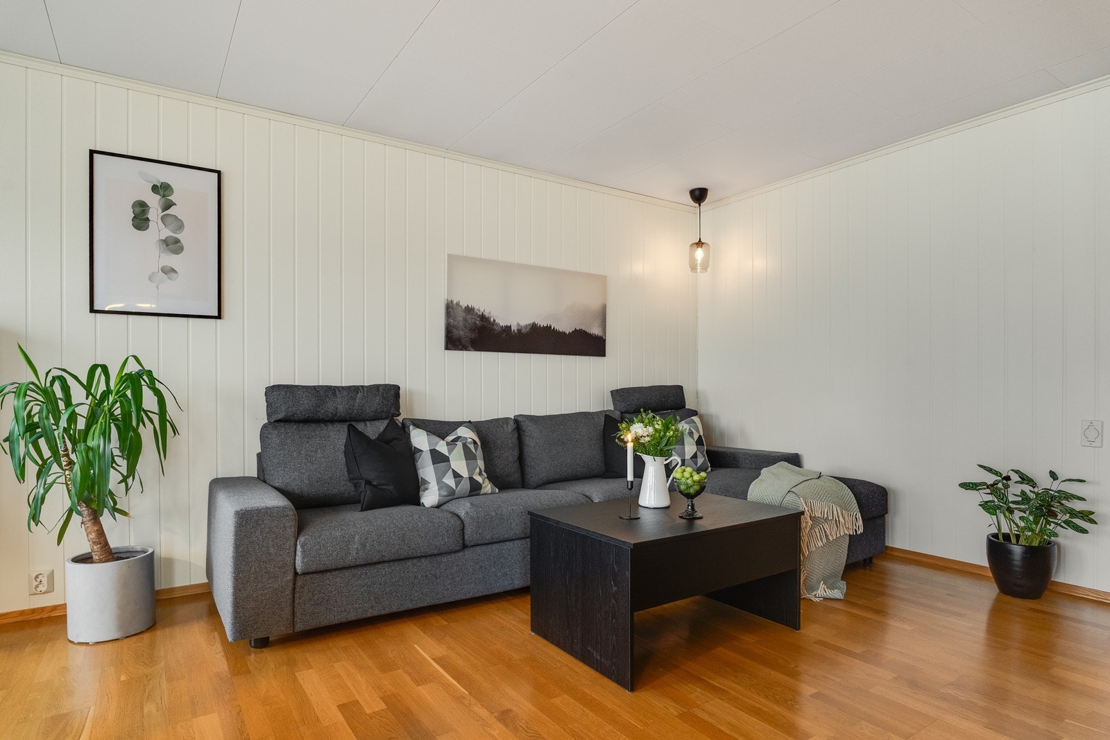 Alle flater er malt i lyse farger som harmonerer pent med gulvet. Galleribilde
