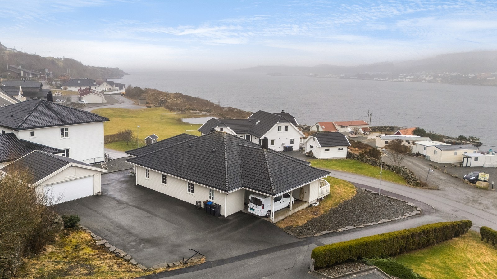 En flott halvpart av tomannsbolig oppført i 2011 med stor, solrik terrasse og flott sjøutsikt! Galleribilde