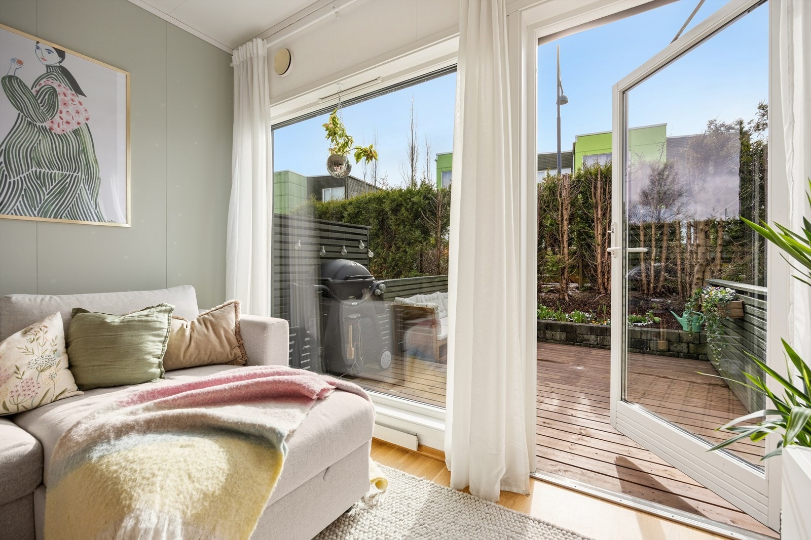 Fra stuen er det direkte utgang til terrassen via en balkongdør med to-lags glass fra 2005. Galleribilde