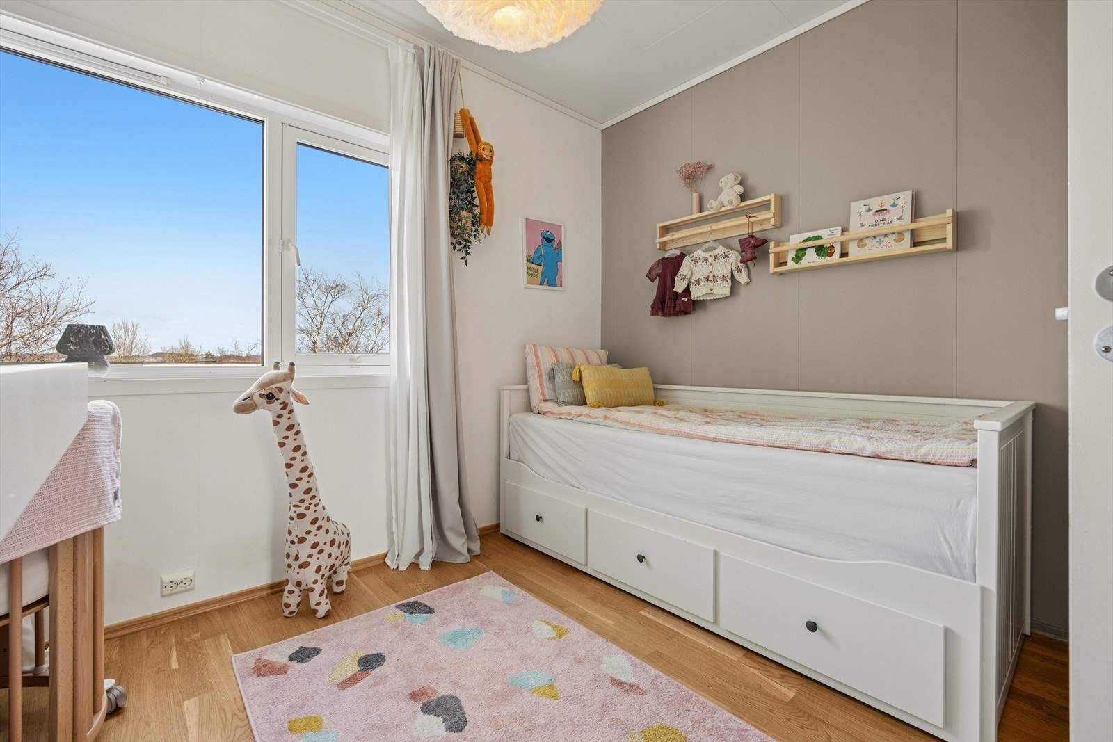 Også her er det parkett på gulv og plass til garderobeløsning. Galleribilde