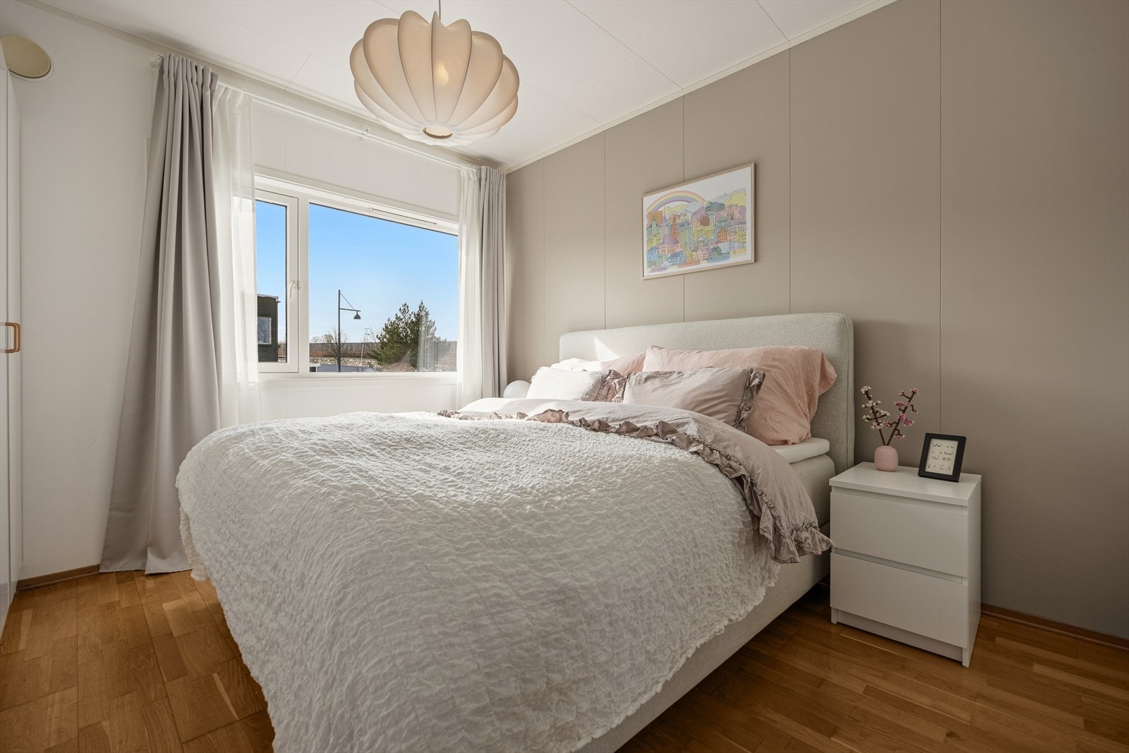 Hovedsoverommet har god plass til dobbeltseng og tilhørende møblement. Galleribilde