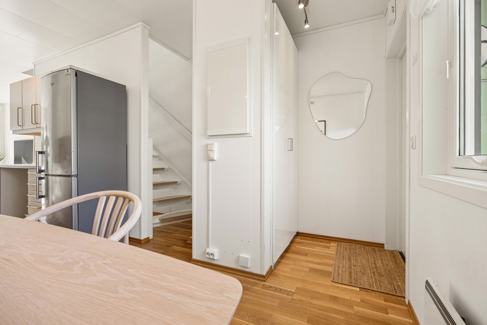 Praktisk entré med garderobeskap og plass til oppbevaring. Sikringsskapet med automatsikringer er plassert her. Galleribilde