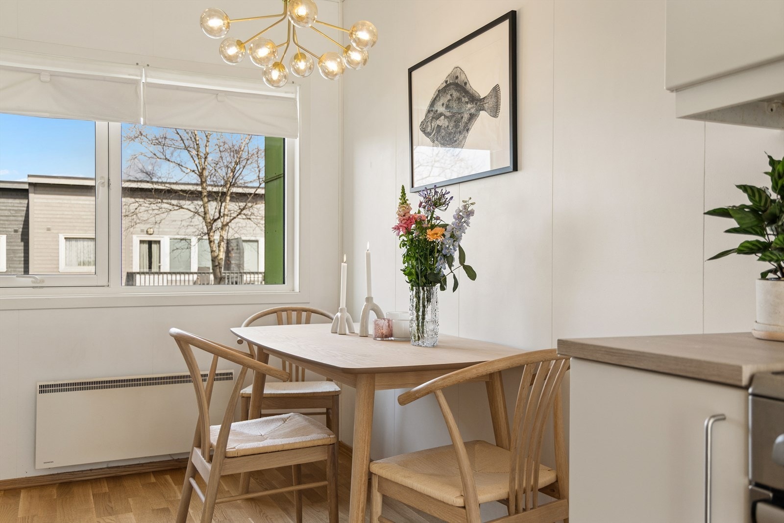 Gjennomgående parkett på gulv i første etasje binder sonene sammen på en helhetlig måte. Galleribilde