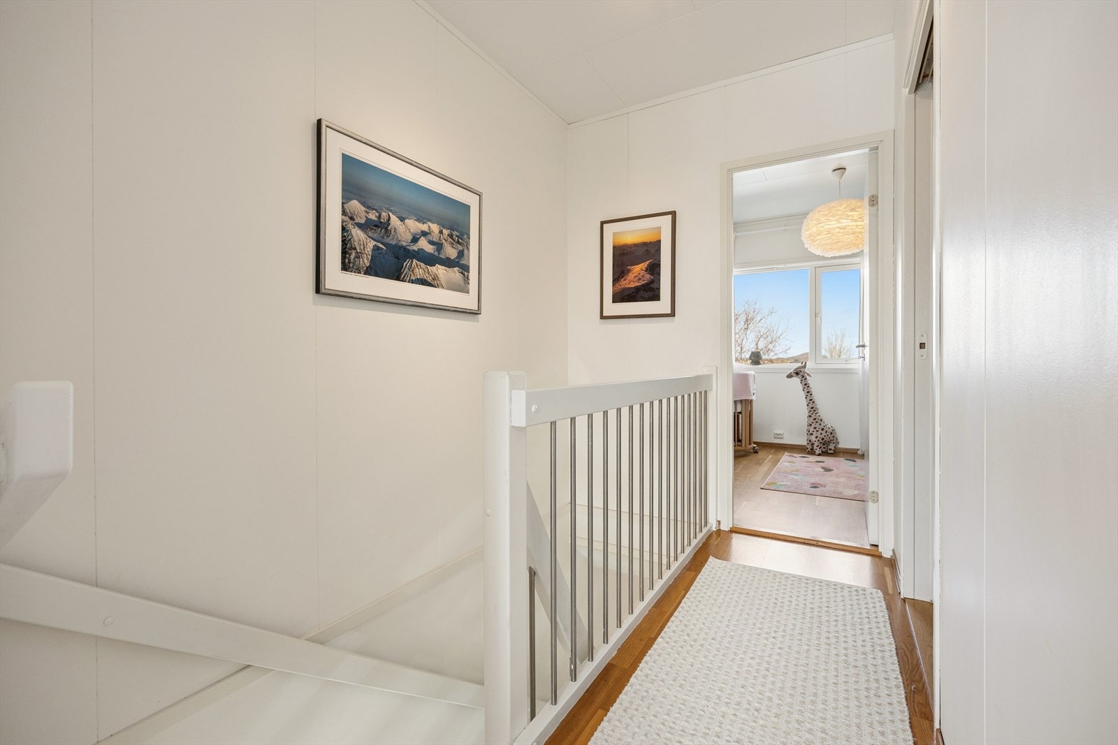 Gangen i andre etasje har parkett på gulv og fordeler til soverommene og badet. Galleribilde