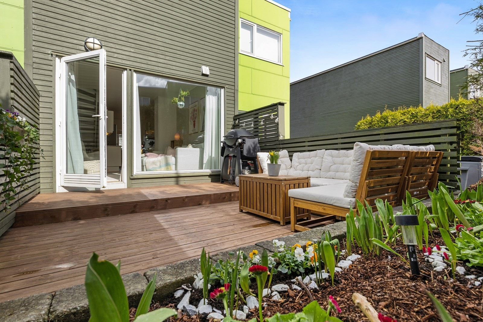 Velkommen til Lupinveien 5 - en moderne og lekker rekkehusleilighet med innbydende standard, private uteområder og carport. Galleribilde