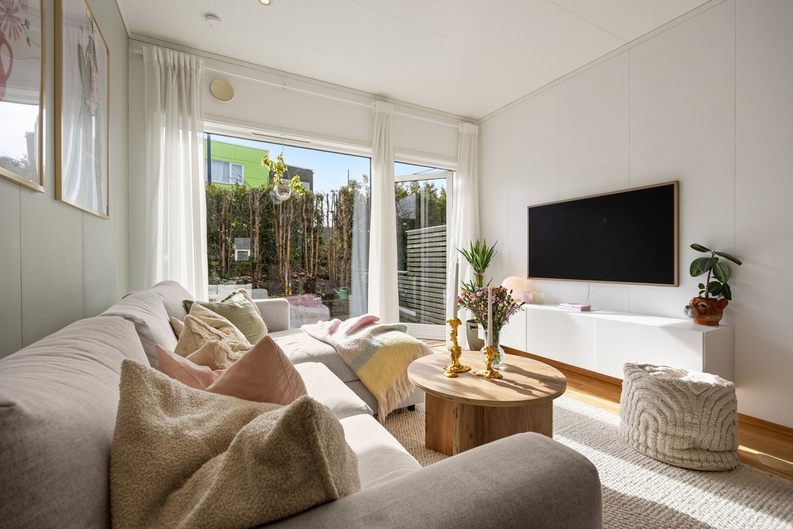 Store vindusflater i stuen gir godt med naturlig lys. Galleribilde