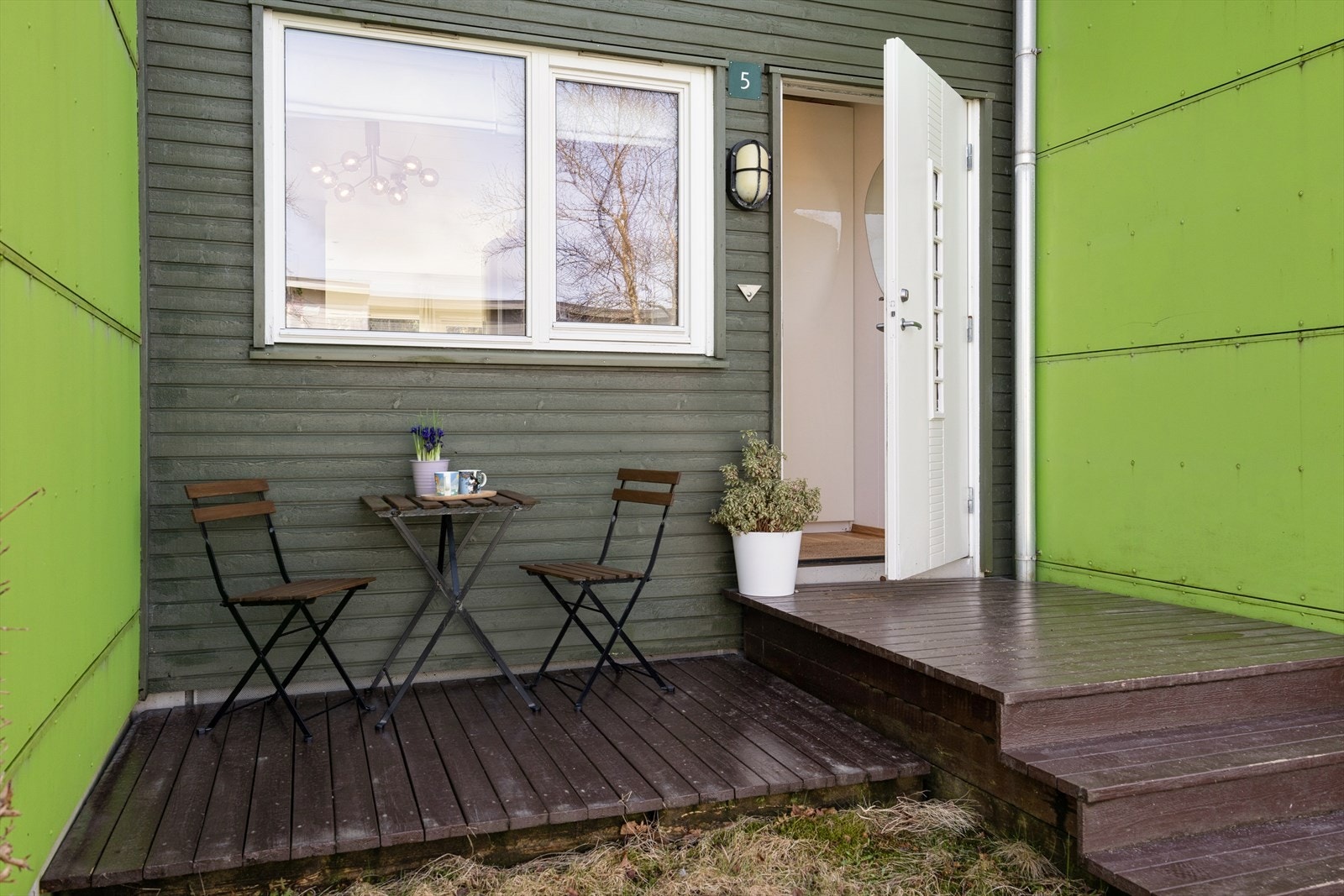 Fasaden er kledd med liggende trekledning og fasadeplater, og taket fikk ny asfalttekking i 2023. Galleribilde