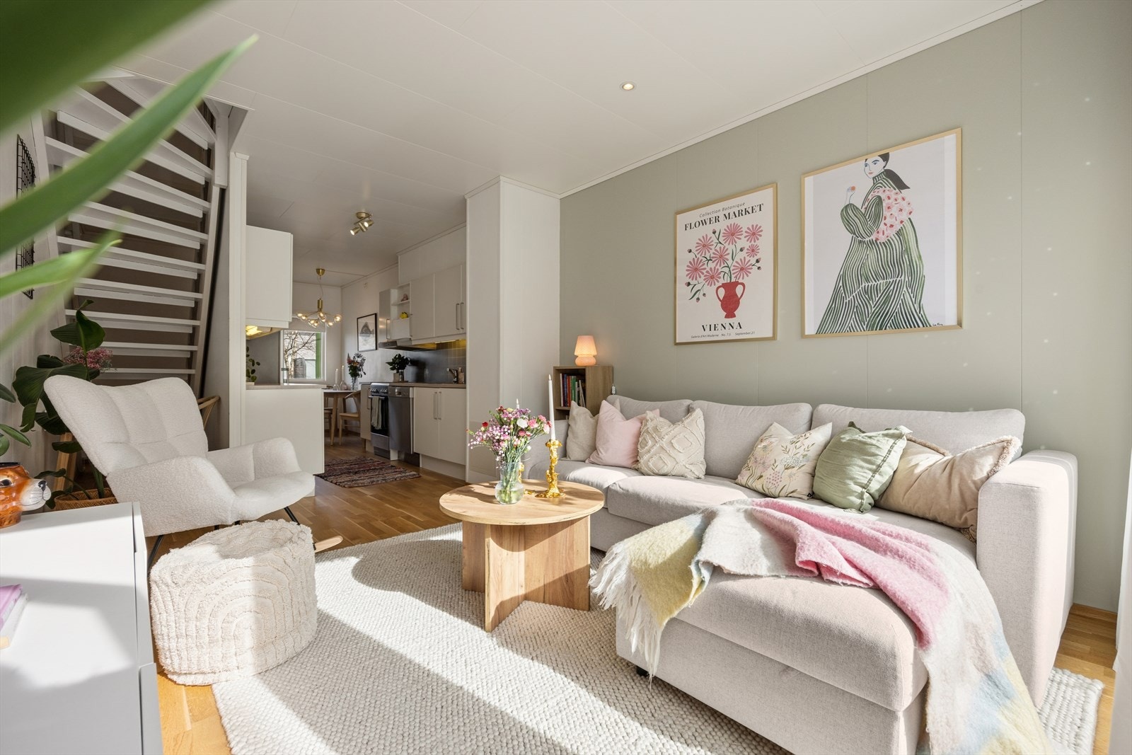 Den åpne løsningen gir en luftig atmosfære og en fin overgang mellom inne- og uterom. Galleribilde