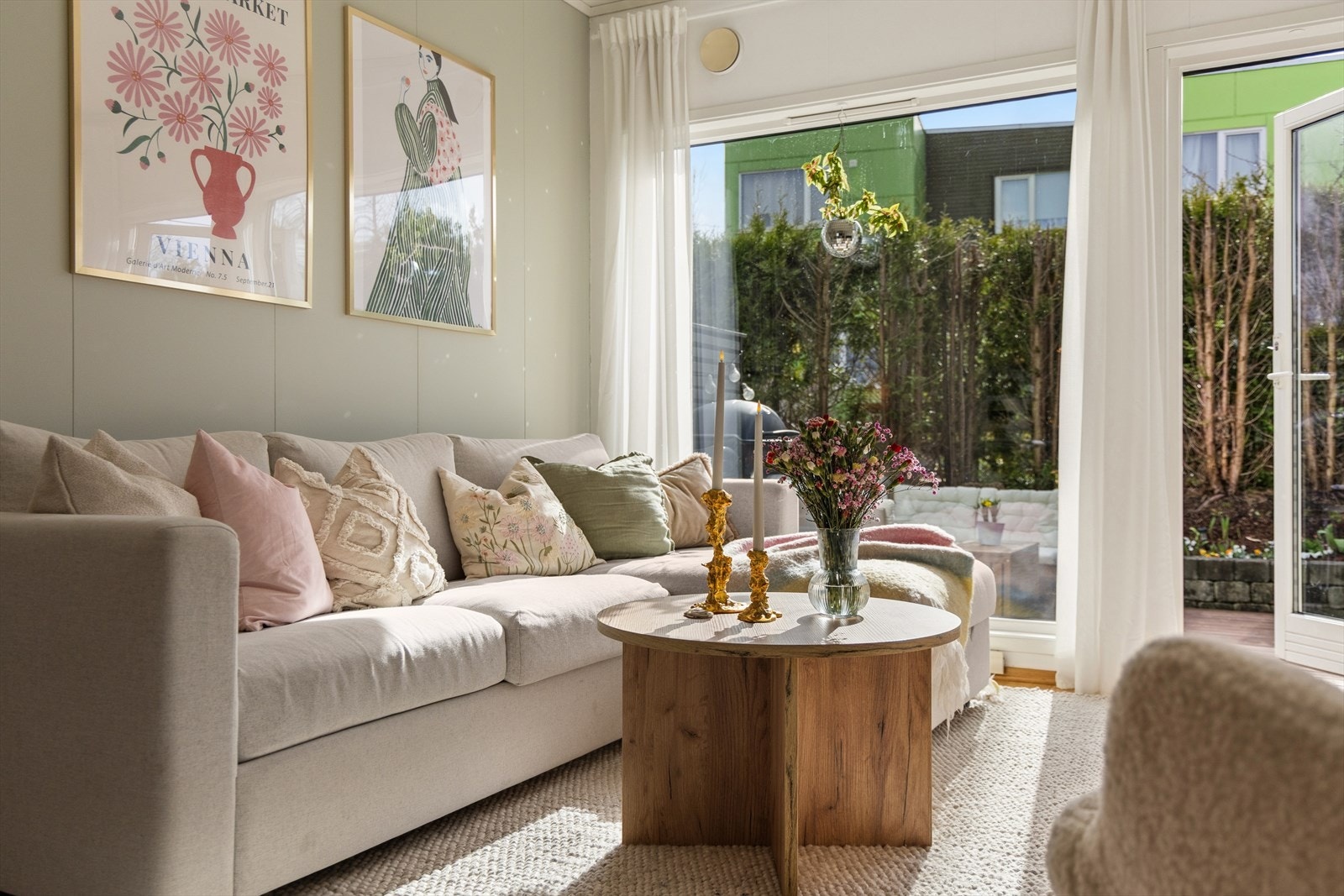 Veggflatene er kledd med malte plater, som gir et rent og lyst uttrykk. Galleribilde