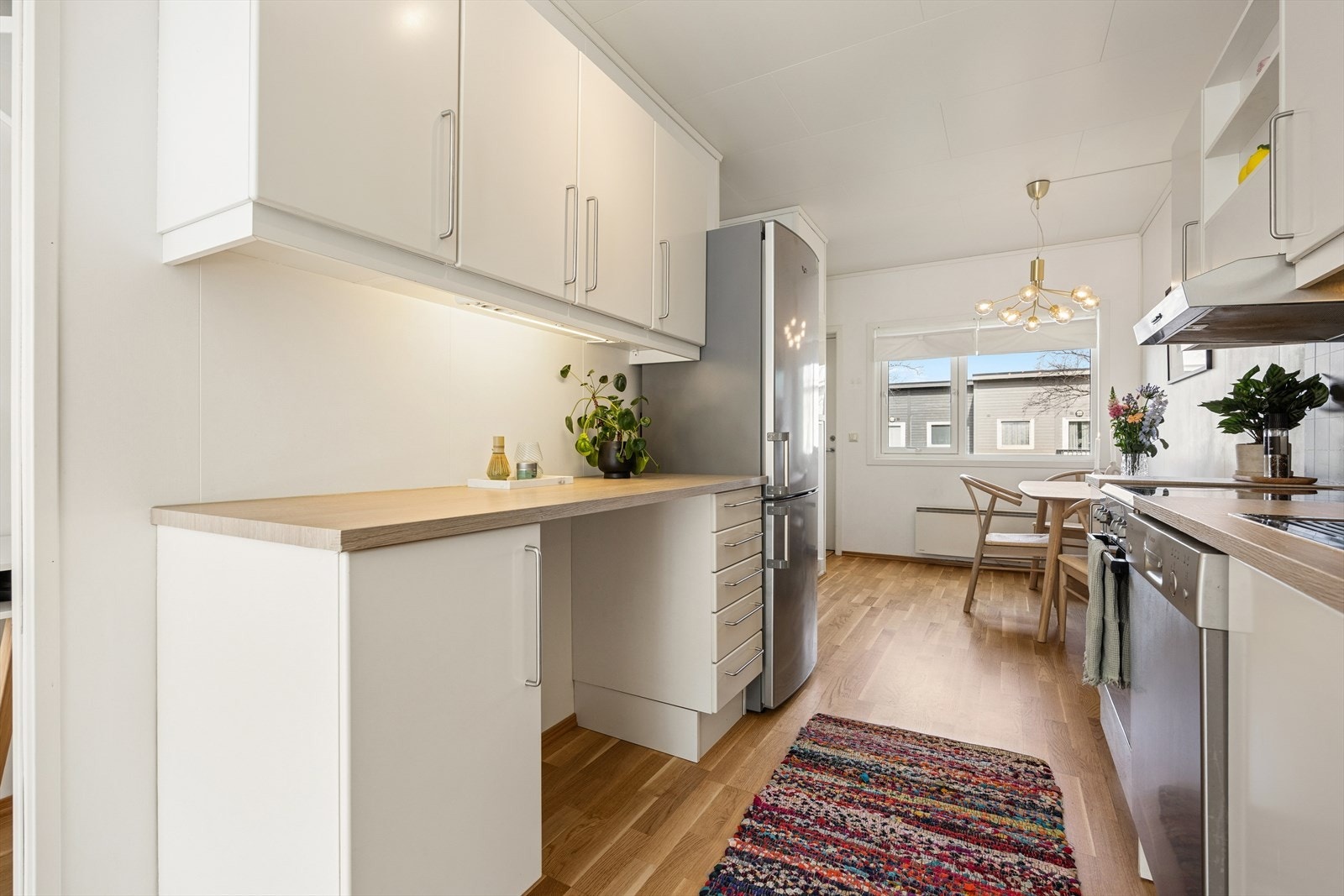 Kjøkkenet er utstyrt med integrert komfyr, oppvaskmaskin, kjøl/fryseskap og ventilator med avtrekk ut. Galleribilde