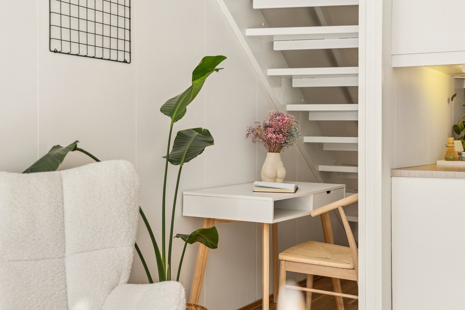 Under trappen er det en smart utnyttet plass, ideell for en liten kontorkrok. Galleribilde