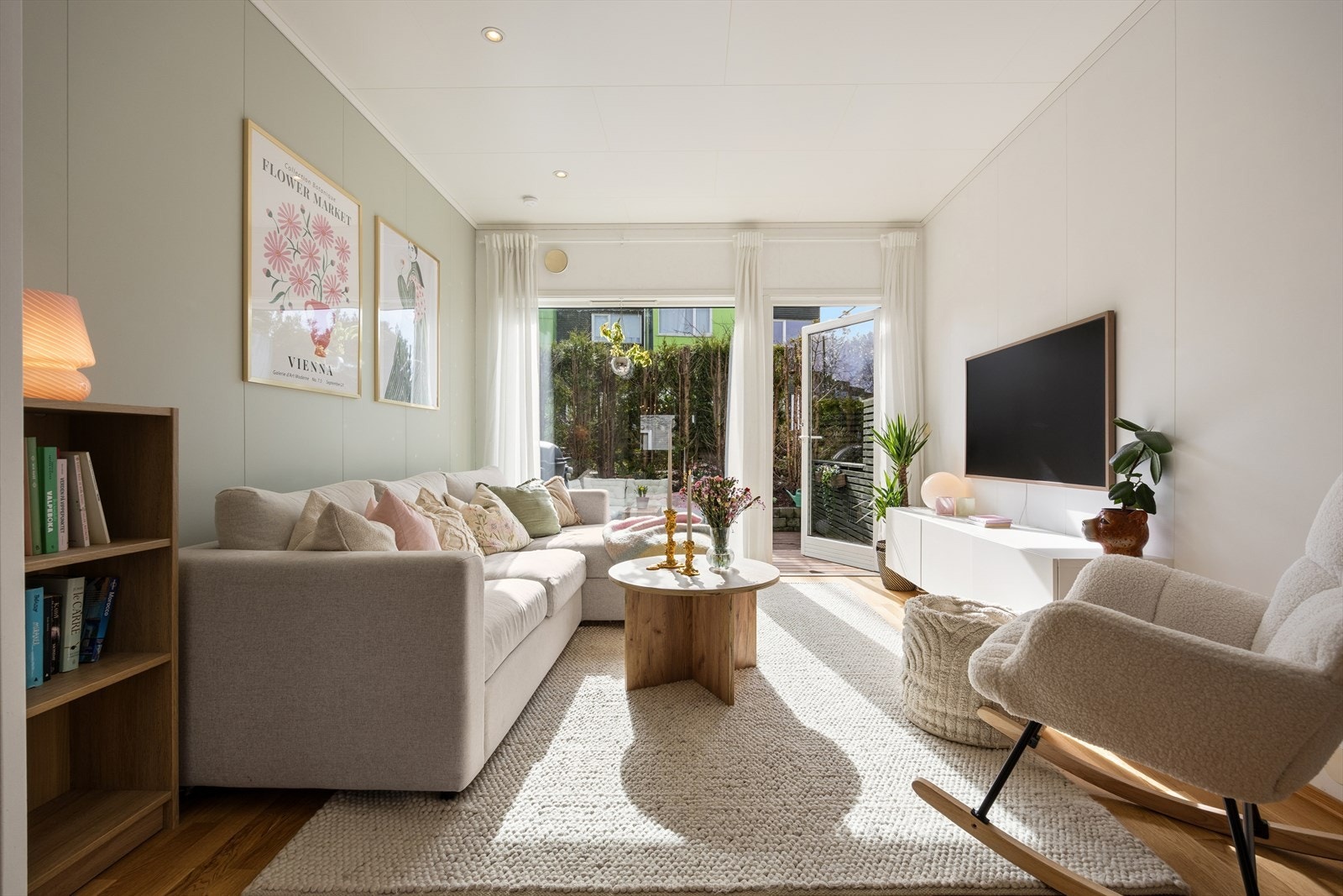 Stuen har god plass til sofagruppe og er et naturlig samlingspunkt i boligen. Galleribilde