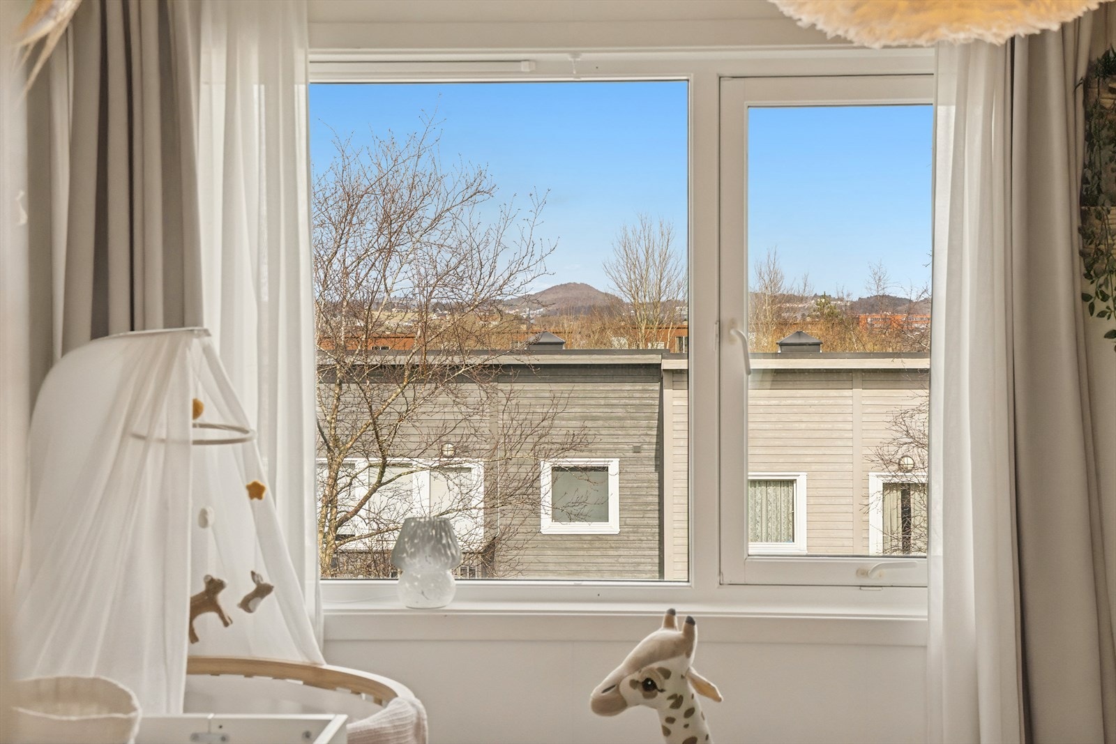 Boligens vinduer er i tre med to-lags isolerglass fra byggeåret 2005. Galleribilde