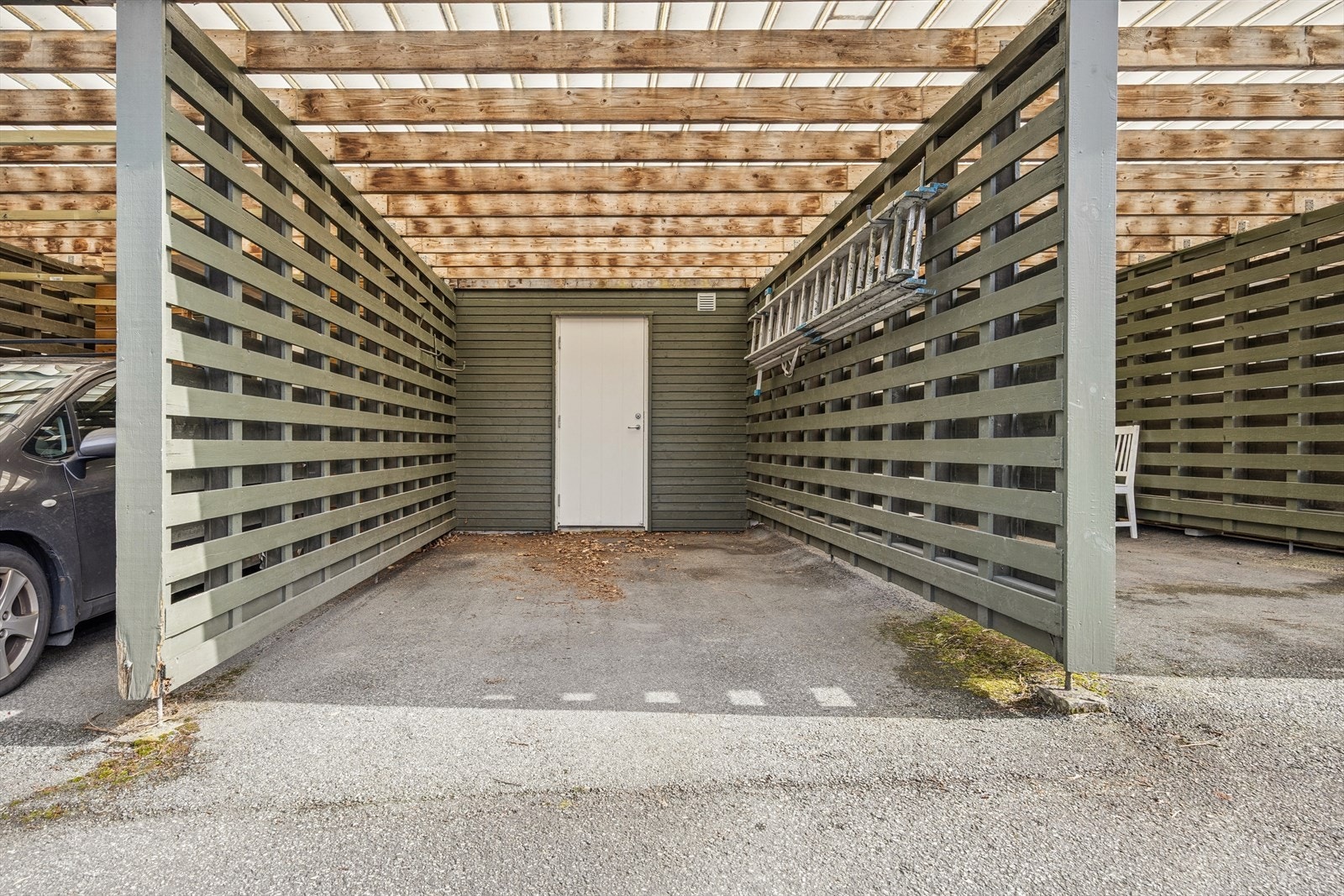 Parkering i felles carportanlegg. Her disponerer boligen også en privat bod på 5 m². Galleribilde