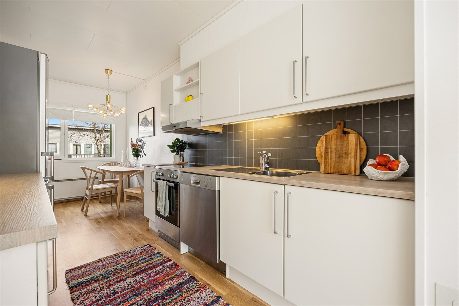 Godt med skap- og benkeplass. Varmtvannsberederen på 120 liter fra 2019 er plassert i kjøkkeninnredningen. Galleribilde