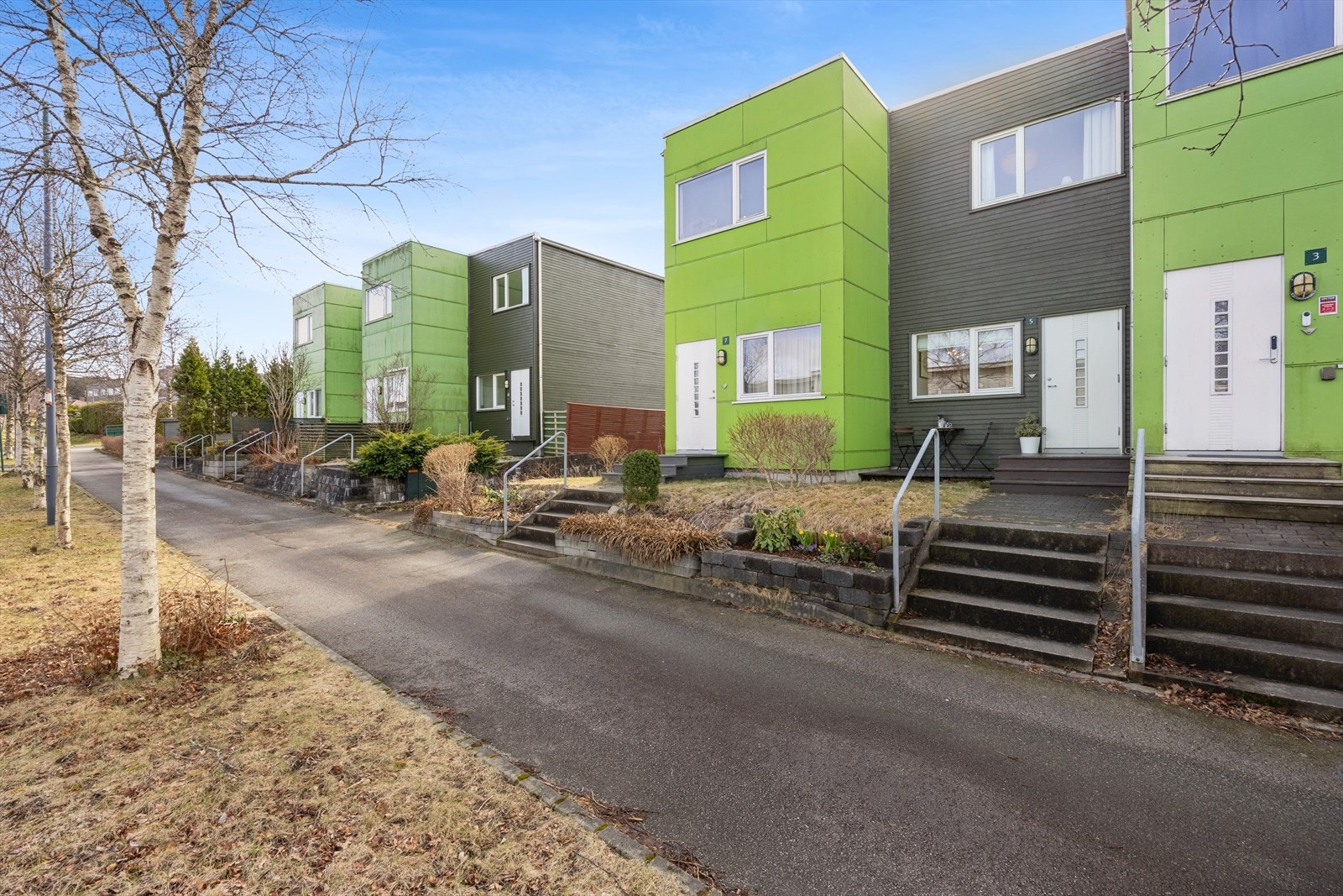 Velkommen til visning i Lupinveien 5! Et rekkehus med innflyttingsklar standard, i et veletablert og barnevennlig nabolag på Smeaheia! Galleribilde