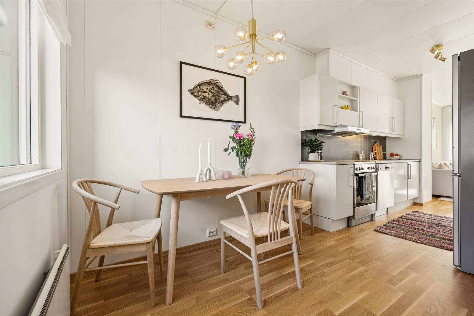 Kjøkkenet og stuen danner et åpent og sammenhengende rom, med plass til en hyggelig spiseplass ved vinduet. Galleribilde