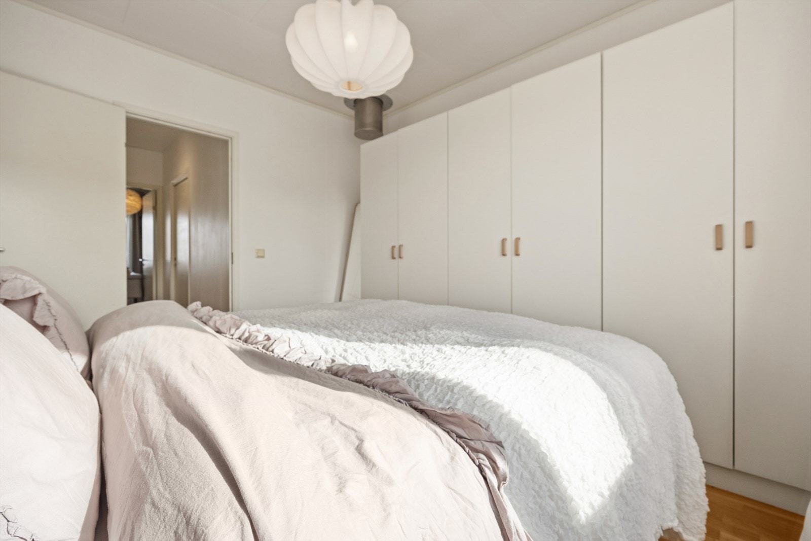 En hel vegg med garderobeskap gir rikelig med oppbevaringsplass på hovedsoverommet. Galleribilde