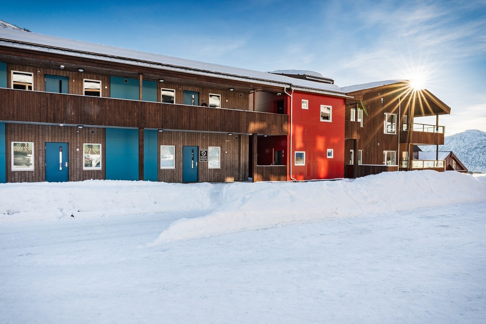 Praktisk inngangsparti fra bakkeplan, det er også heis ifra garasjeanlegget Galleribilde