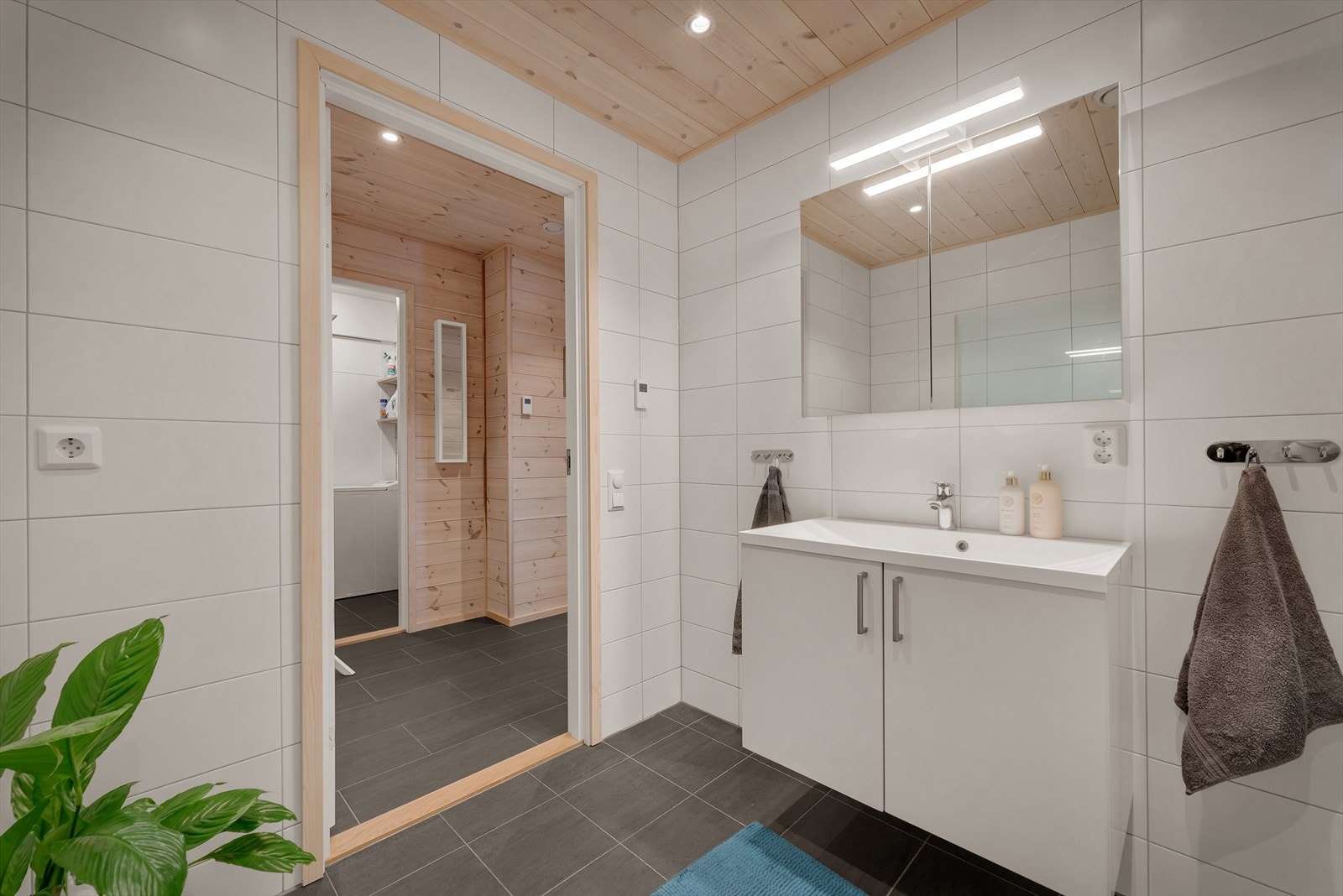 Servantskapet gir gode oppbevaringsmuligheter, samt det er et flott speilskap med god belysning og gode oppbevaringsmuligheter Galleribilde