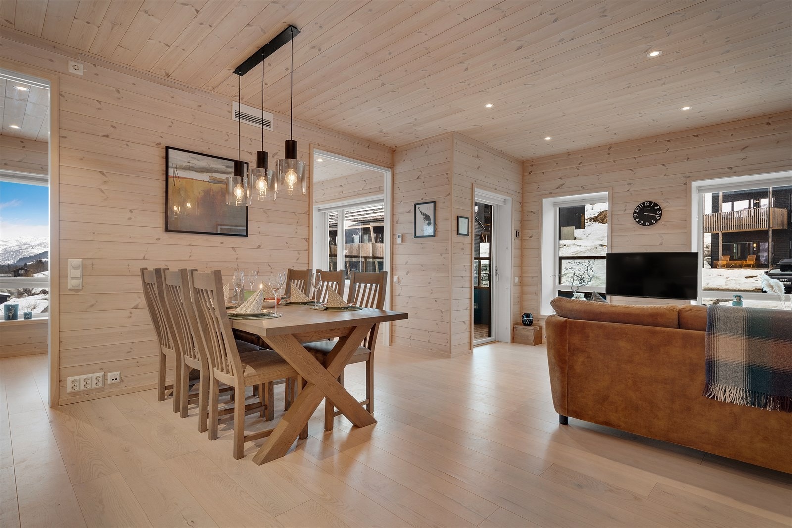 Det er flott parkett på gulvene og veggene er dekket med stilig panel Galleribilde