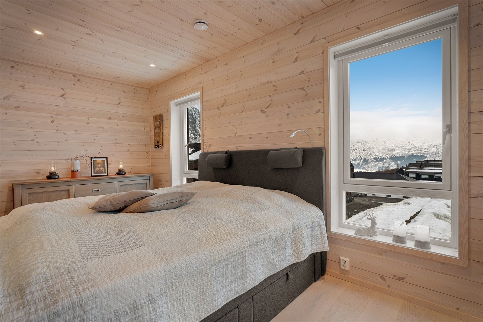 Rommet har plass til en stor dobbeltseng, tilhørende nattbord og garderobeløsning Galleribilde