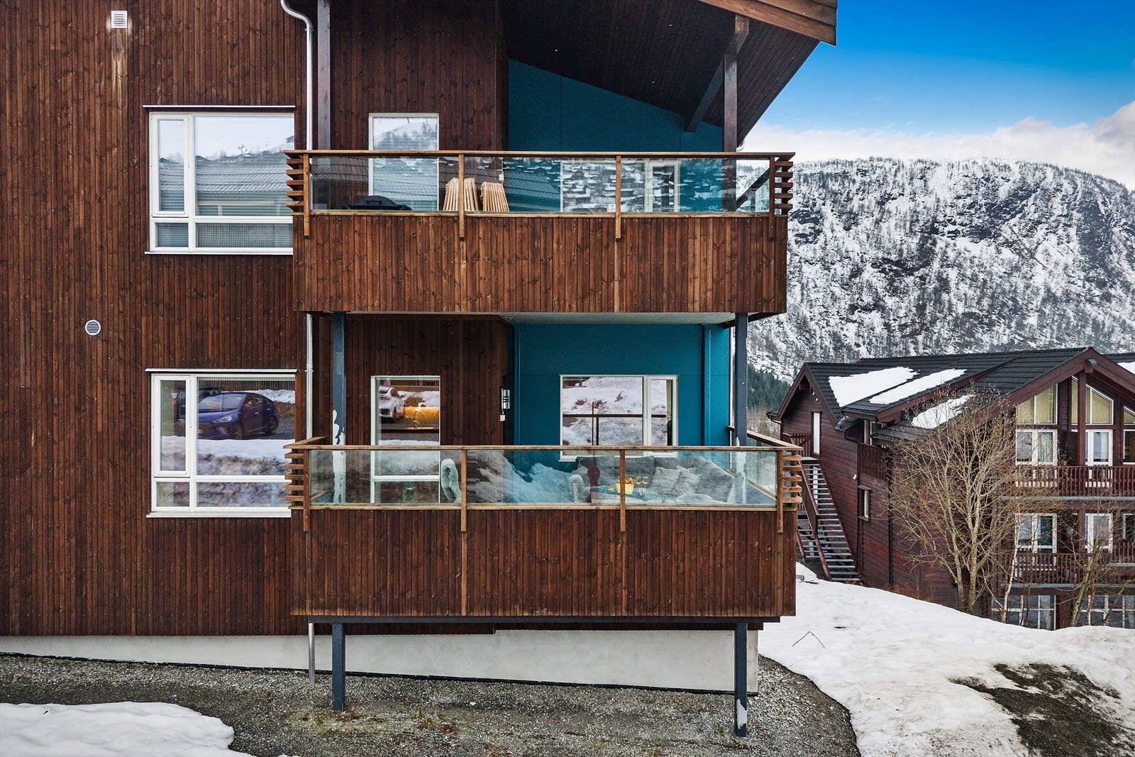 Leiligheten ligger i en høy første etasje, ytterst på enden Galleribilde