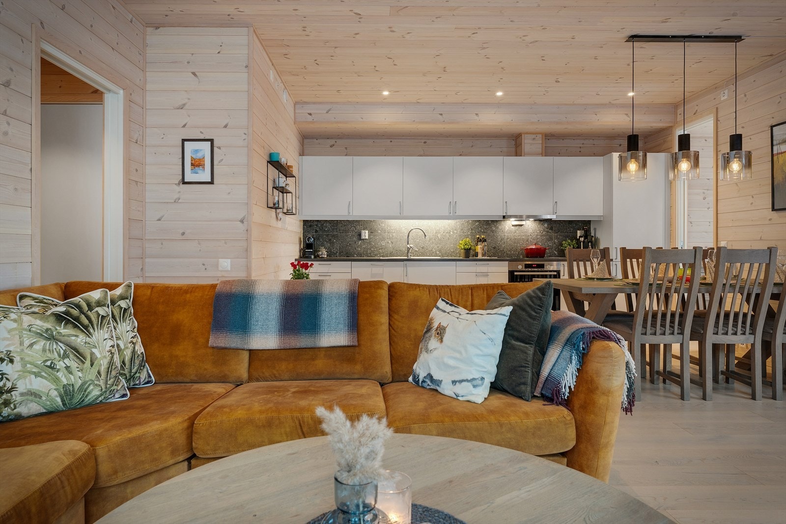 Rommet byr på naturlige møbleringssoner med plass til både sofa og spisegruppe Galleribilde
