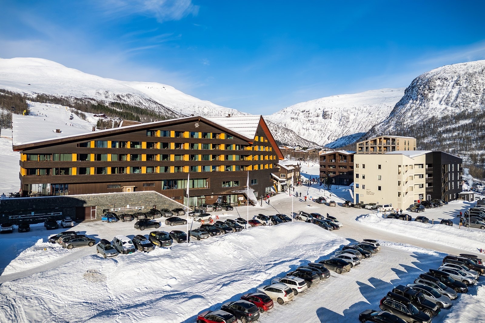 Myrkdalen Resort er et populært reisemål for naturglade mennesker, som ligger i bunn av skibakkene. Hotellet innehar restaurant, bar, skiutleie og mye mer, samt stuer som man kan varme seg i Galleribilde