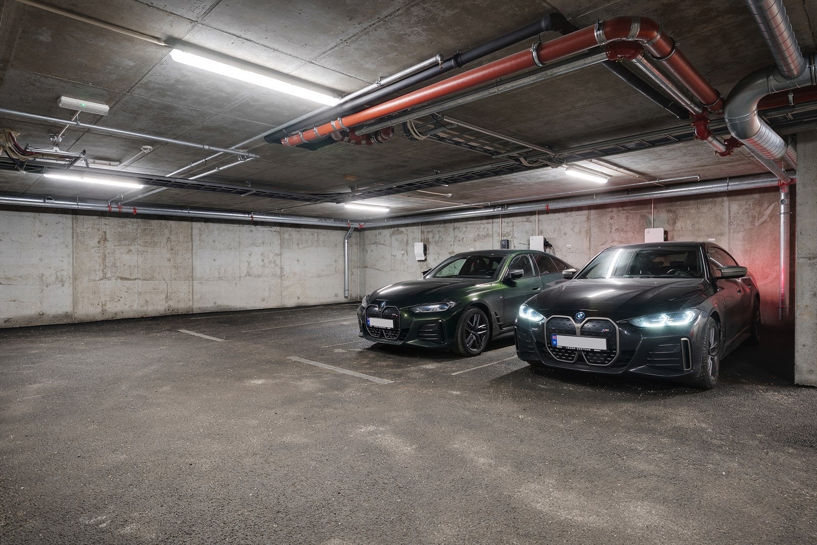 Fast p-plass i garasjeanlegget med elbil-lader Galleribilde