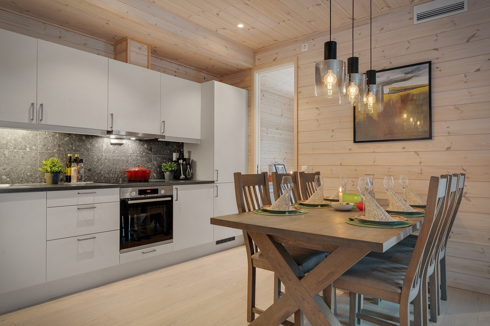 Behagelig belysning med downlights og taklamper i himlingen Galleribilde