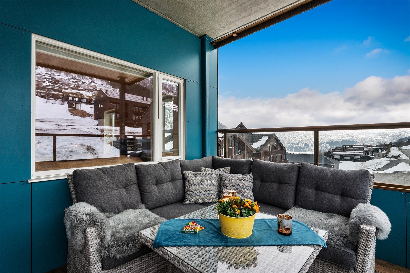 Fra stuen er det utgang til en balkong på ca 11,5 m² Galleribilde