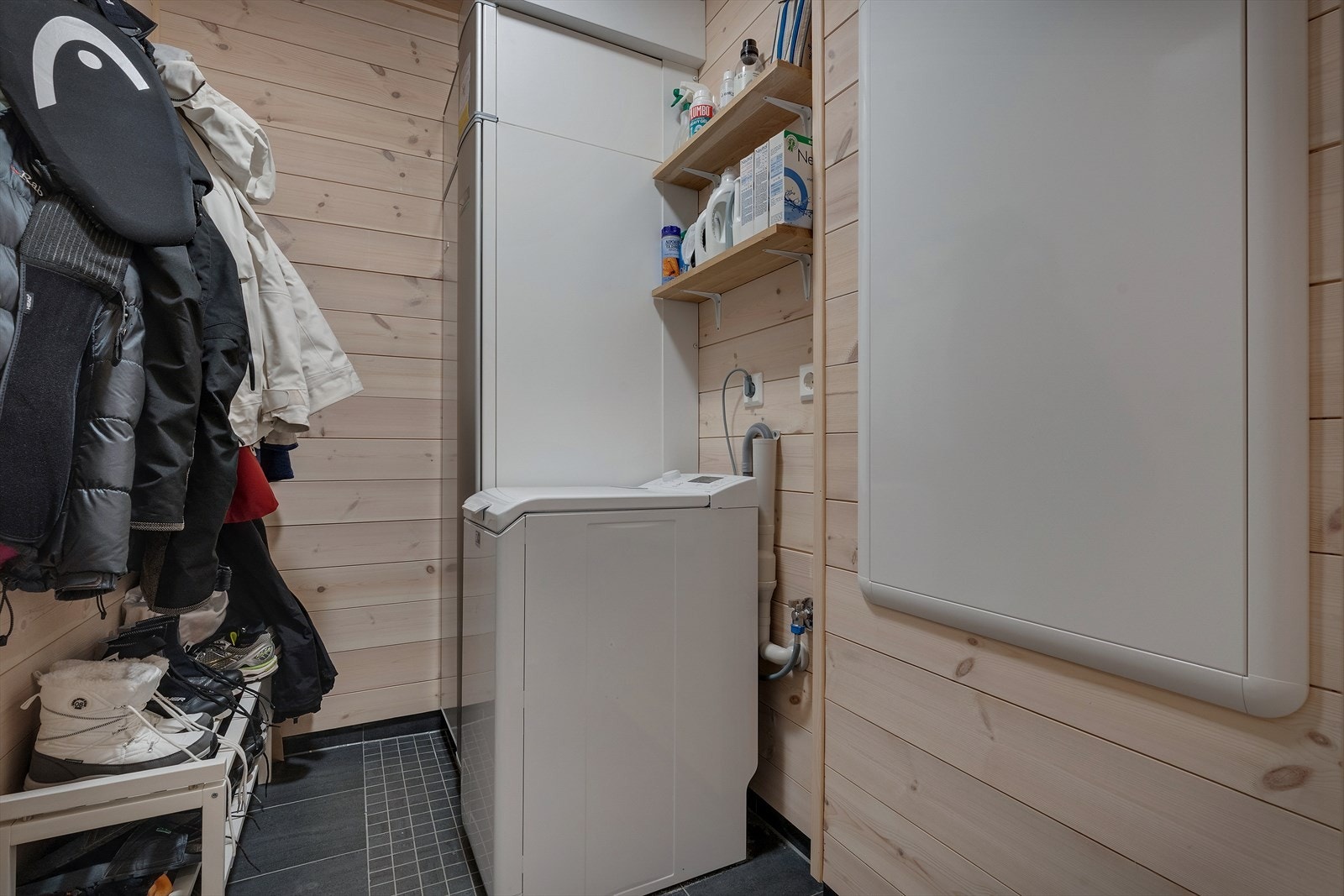 I boden er det oppsett for vaskemaskin - her er også Nibe anlegget Galleribilde