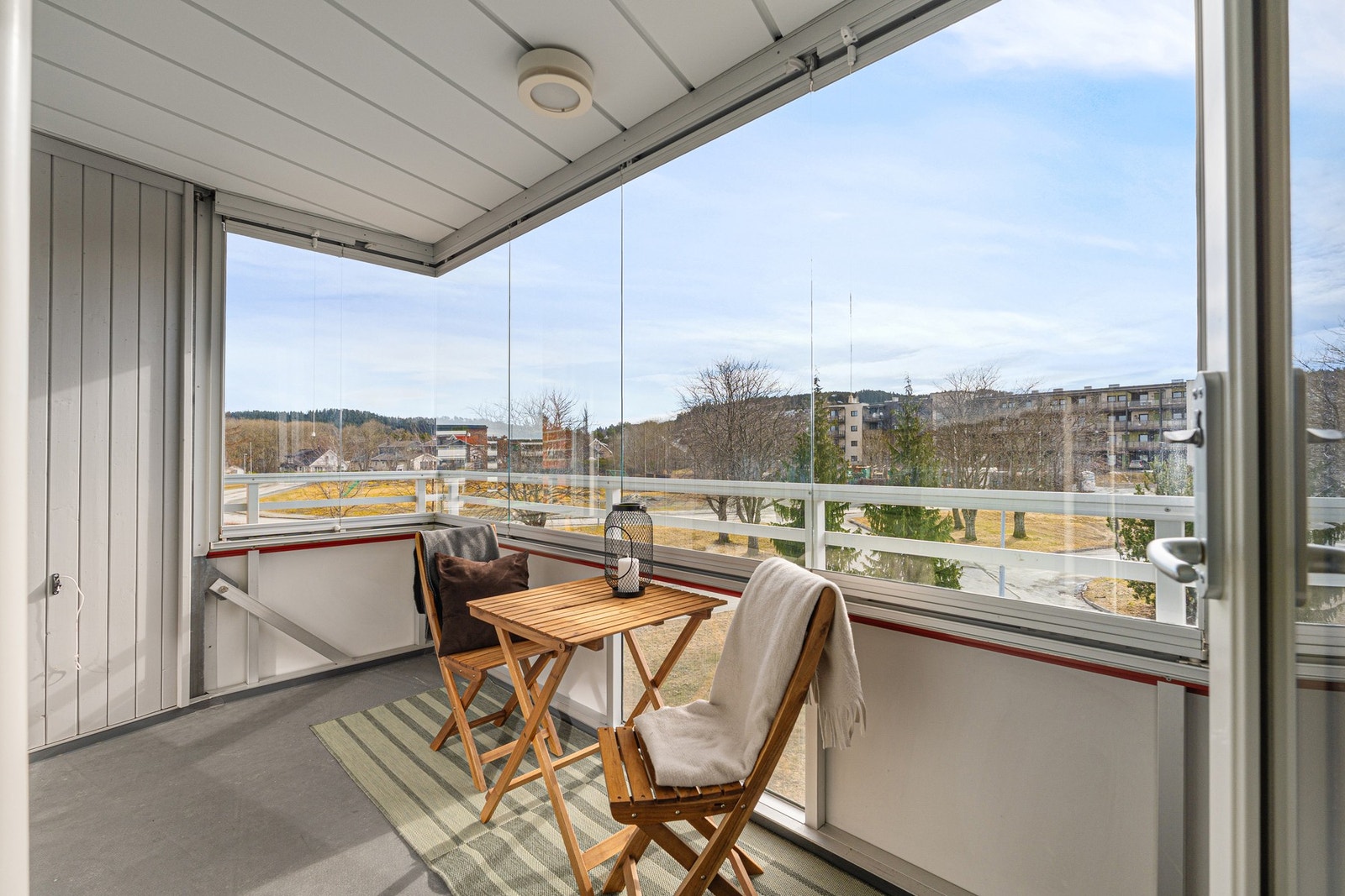 Sørvendt innglassert balkong som fungerer som en naturlig forlengelse av stuen. Galleribilde