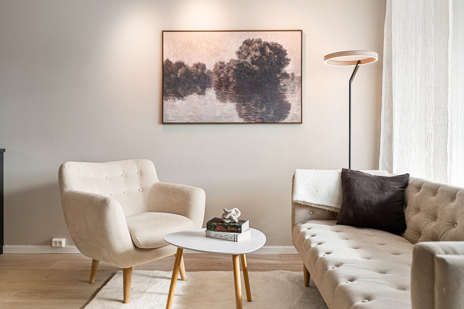 Plass til ønsket bord og sitteløsninger, et perfekt samlingspunkt for venner og familie. Galleribilde