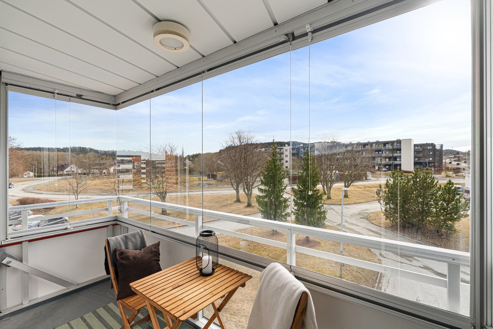 Området har flotte opparbeidede rekreasjonsområder som blant annet lekeplasser og Charlottenlund idrettsarena med kunstgressbane og innendørshall. Galleribilde