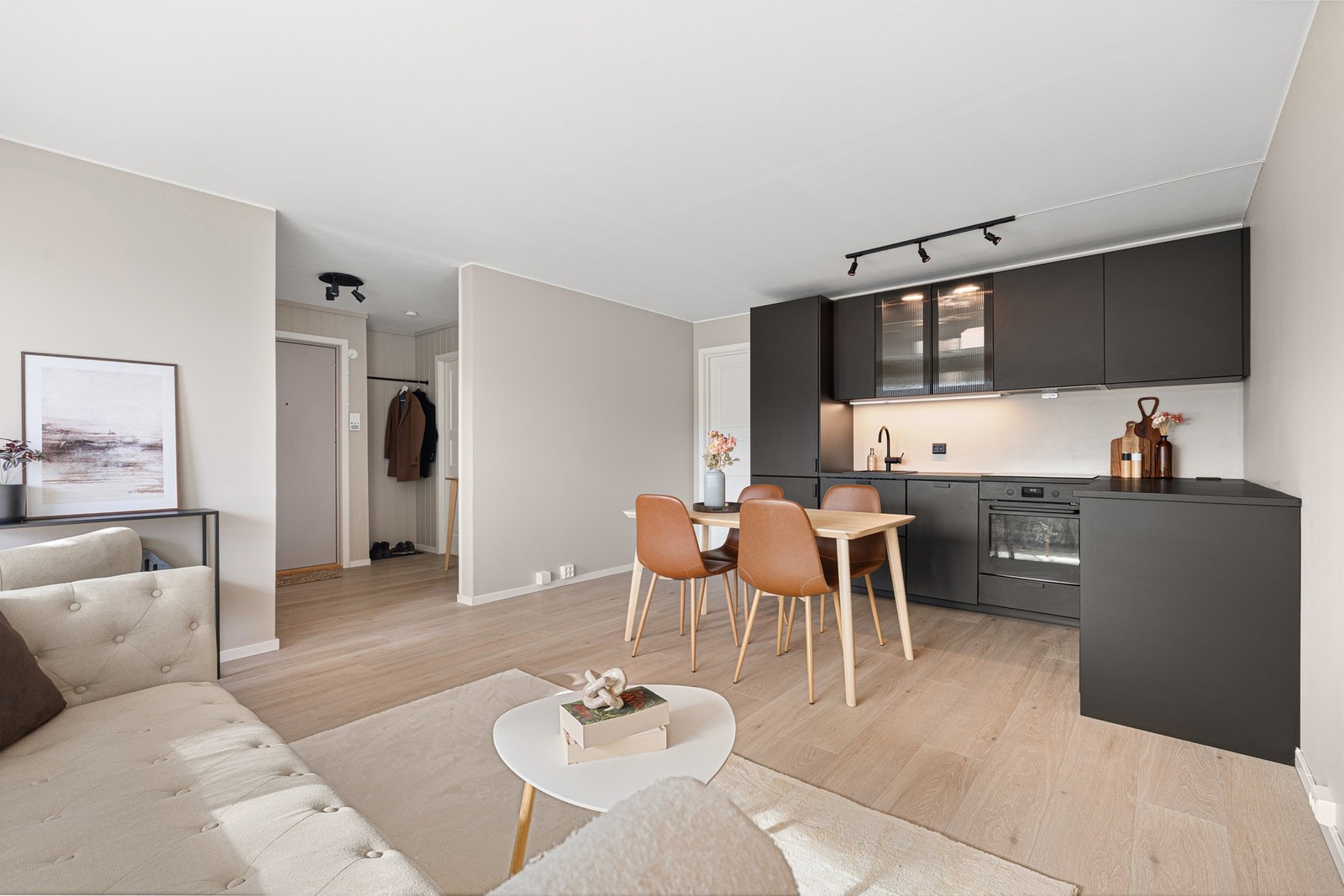 Åpen og luftig stue/kjøkken-løsning med god plass til spisebord og sofagruppe. Galleribilde