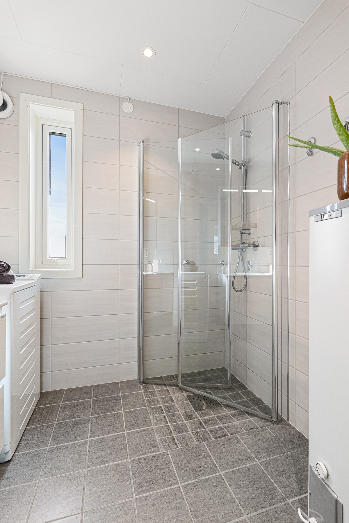 Innfellbare dusjdører som gjør åpner for ekstra fleksibelt areal. Galleribilde