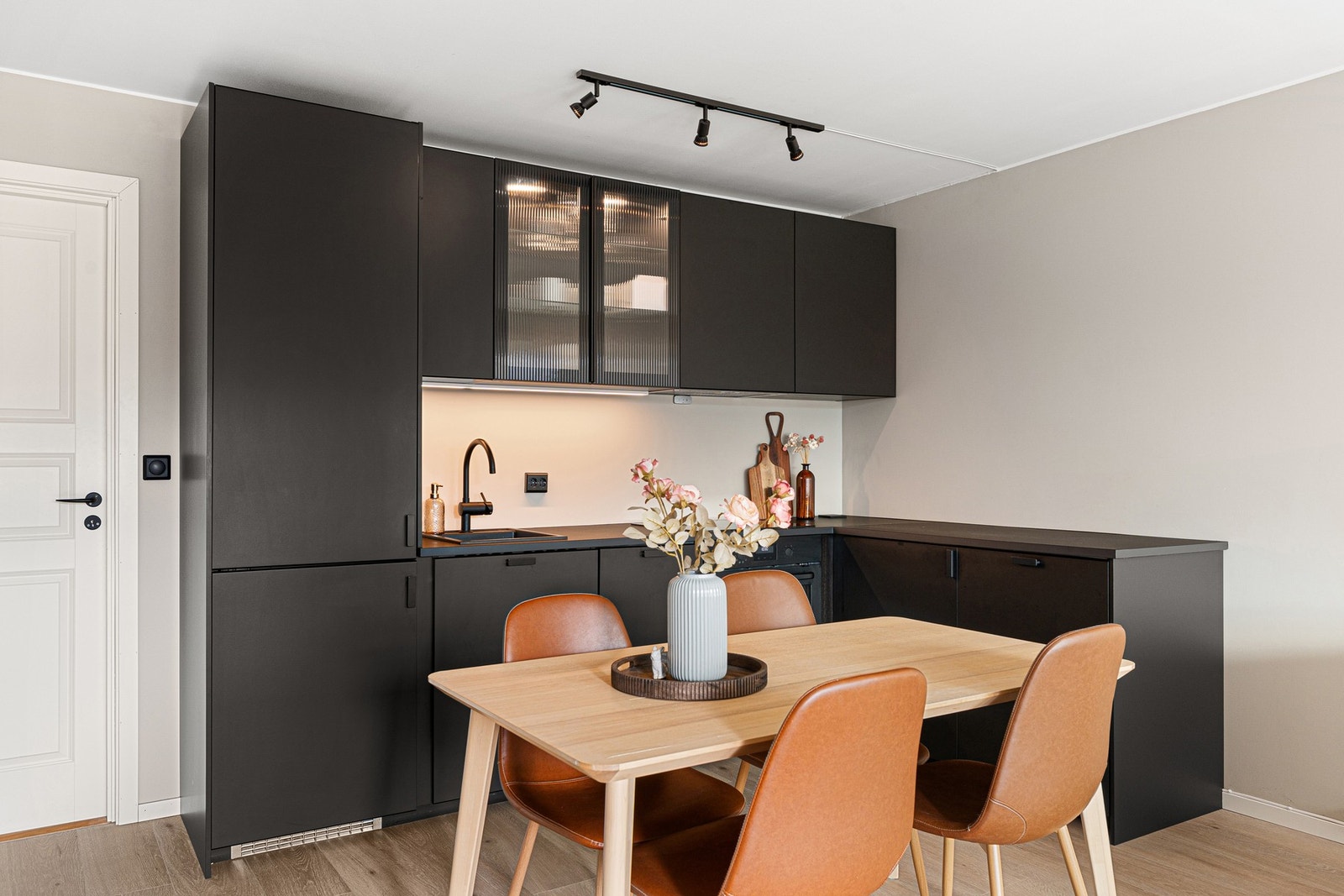 Lekkert og moderne kjøkken i mørk utførelse. Galleribilde