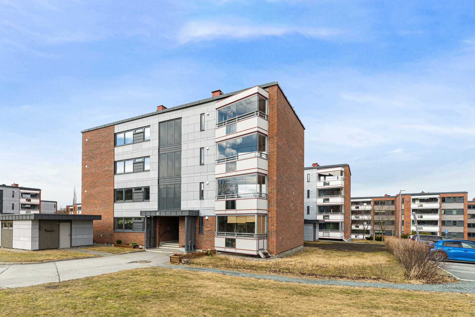 Borettslaget har 160 garasjer i rekke samt 34 plasser i P-hus. Garasjene i Brundalsgrenda har mulighet for lading av elbil. Galleribilde