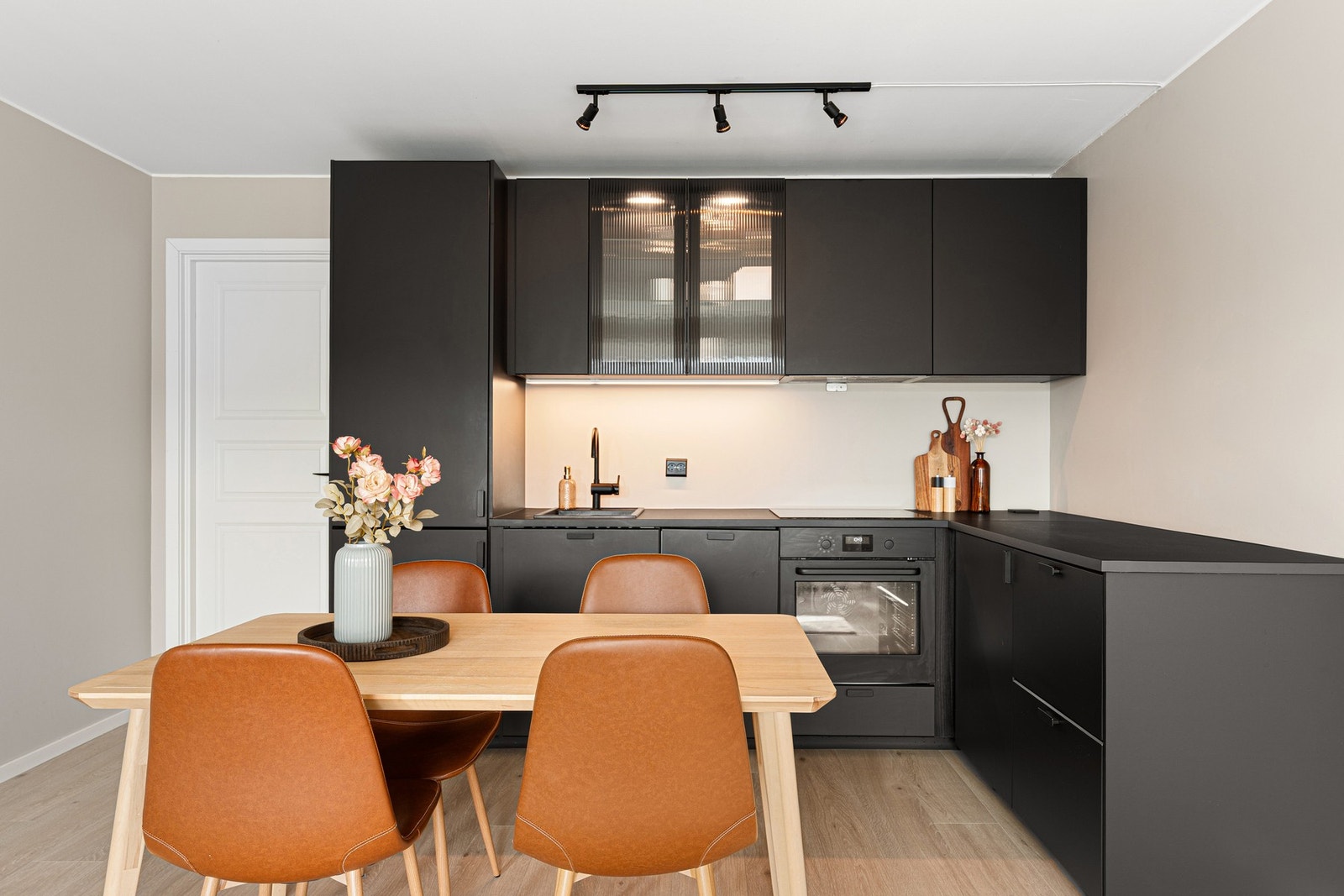 Kjøkkenet har integrerte hvitevarer som platetopp, stekeovn, oppvaskmaskin og frys/kjøleskap. Galleribilde