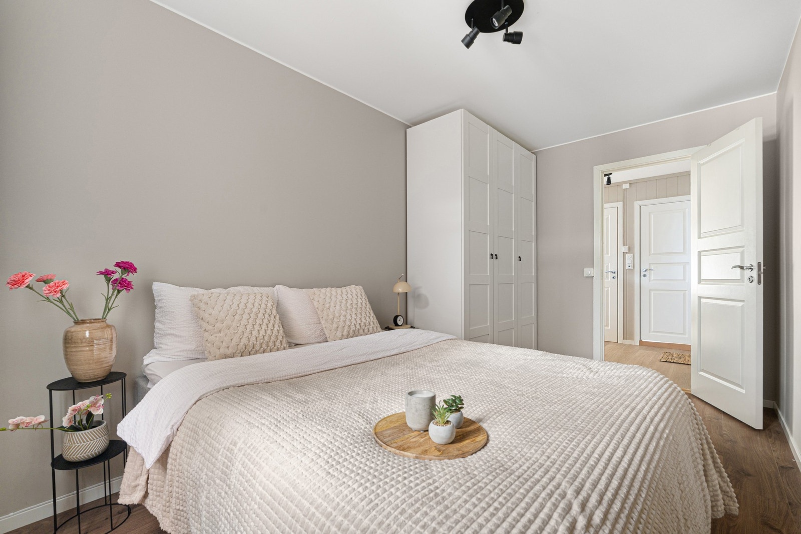 Soverommet er romslig, med god plass til både dobbeltseng og garderobeskap. Galleribilde