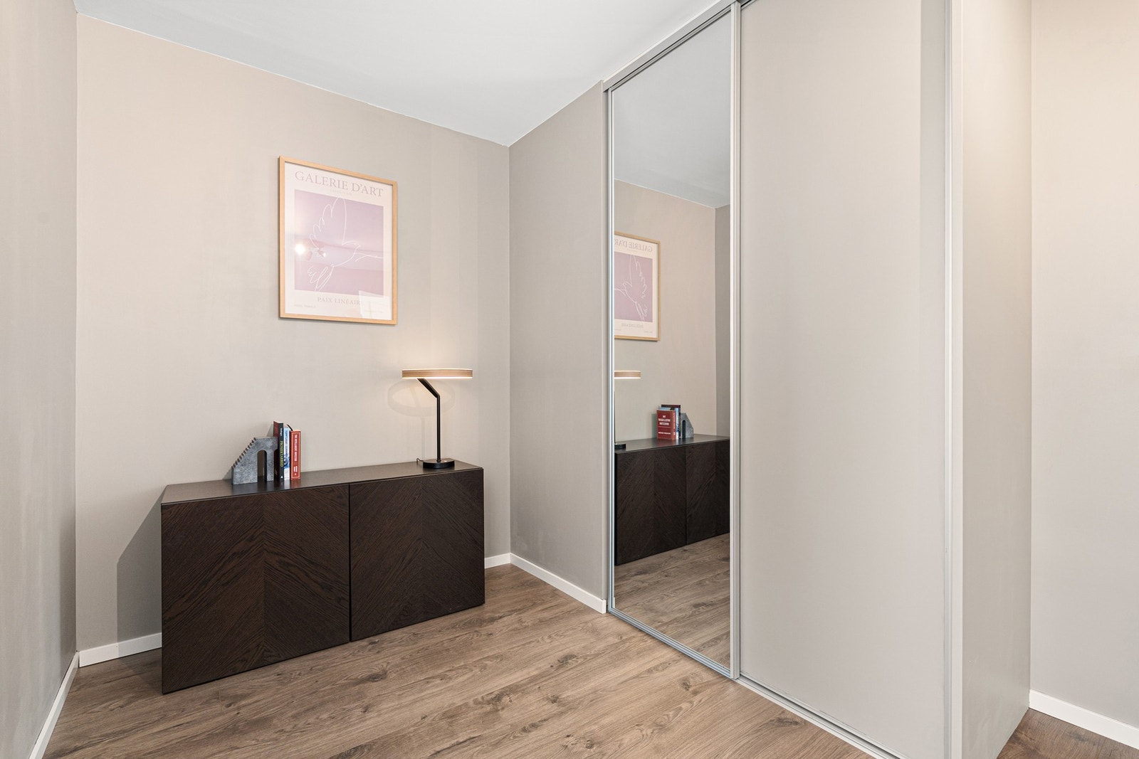 Plass til både dobbeltseng og garderobeløsning. Galleribilde